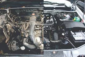 Detalle de componentes del motor limpios con hielo seco — bujías, bobinas, múltiple